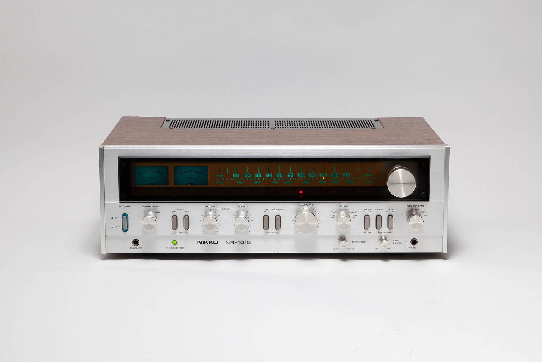 Ampli Tuner Nikko NR-1015 - vue de face allumé