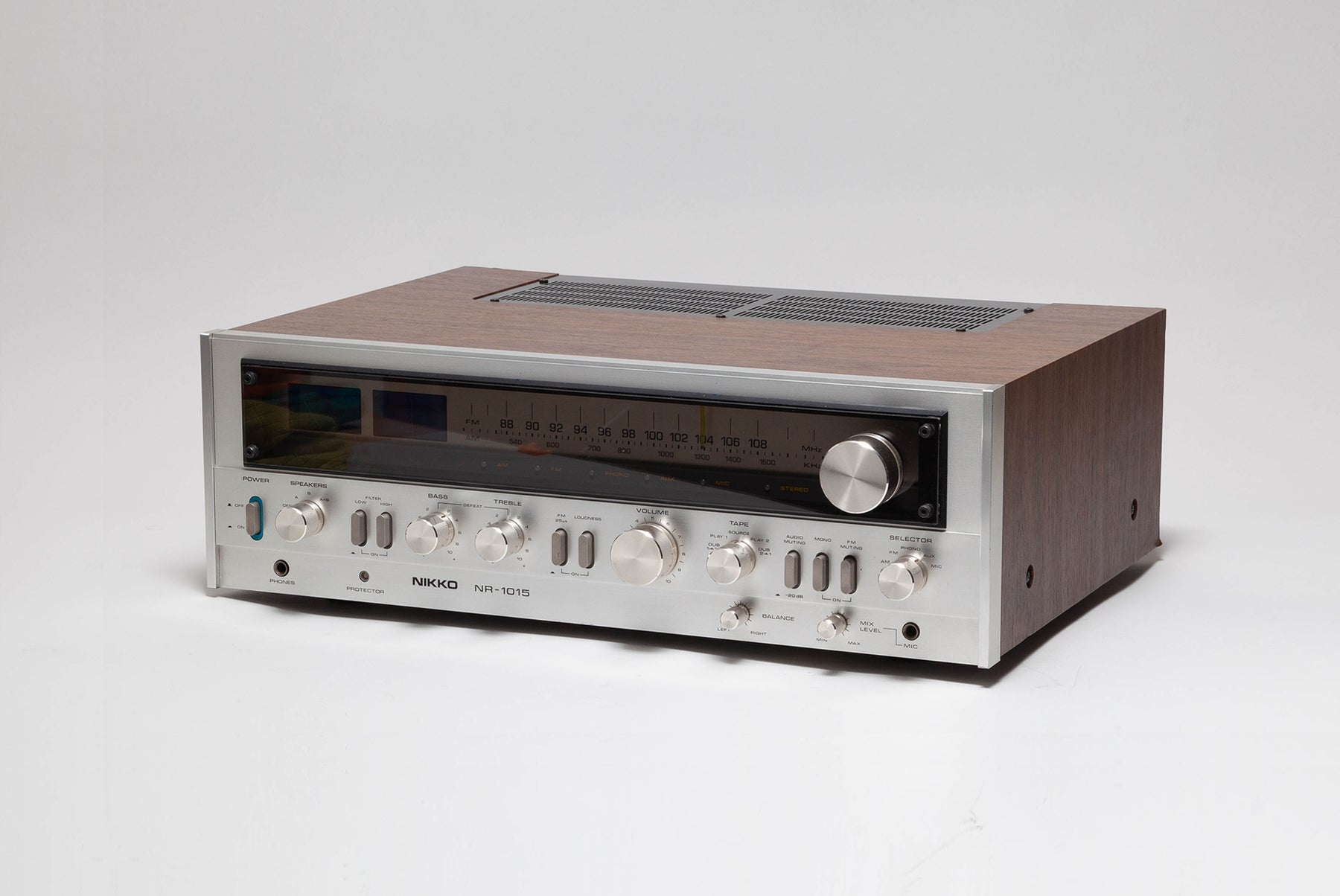 Ampli Tuner Nikko NR 1015 - vue de trois quarts