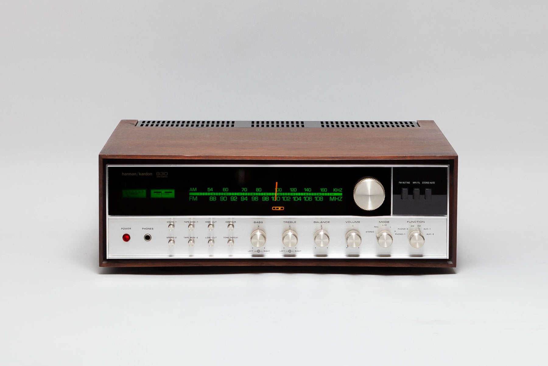 Amplificateur Tuner Harman Kardon 930 allumé - Vue de face