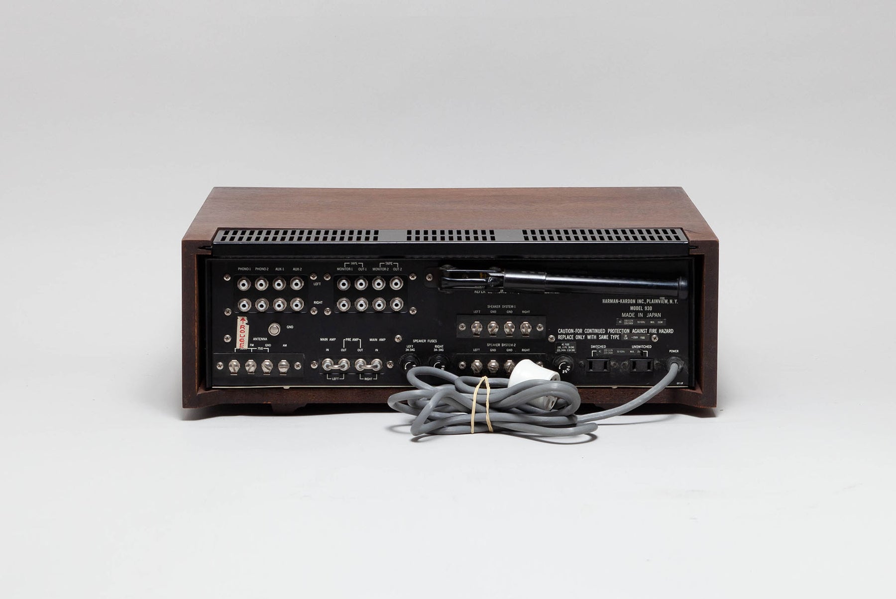 Amplificateur Tuner Harman Kardon 930 - Vue arrière