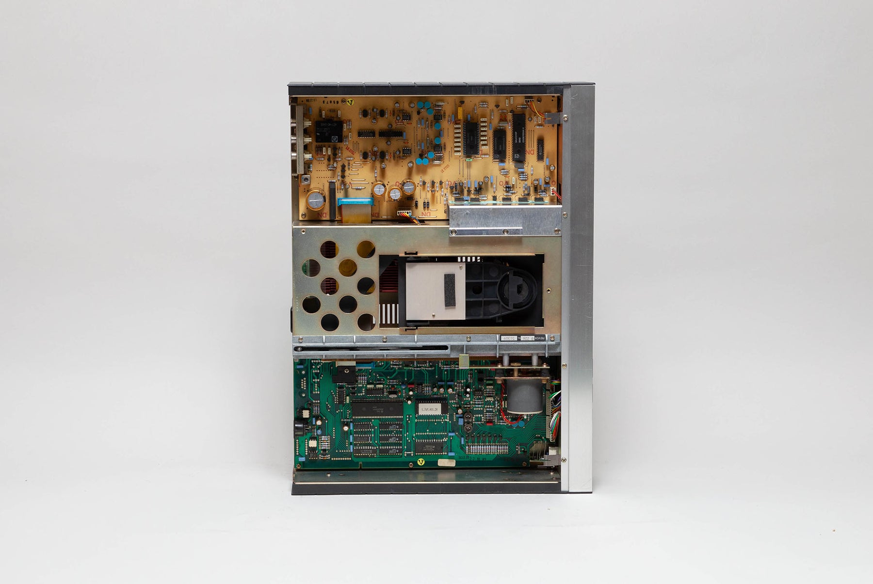 Platine CD Revox CD 226 - Vue intérieur sur la tranche