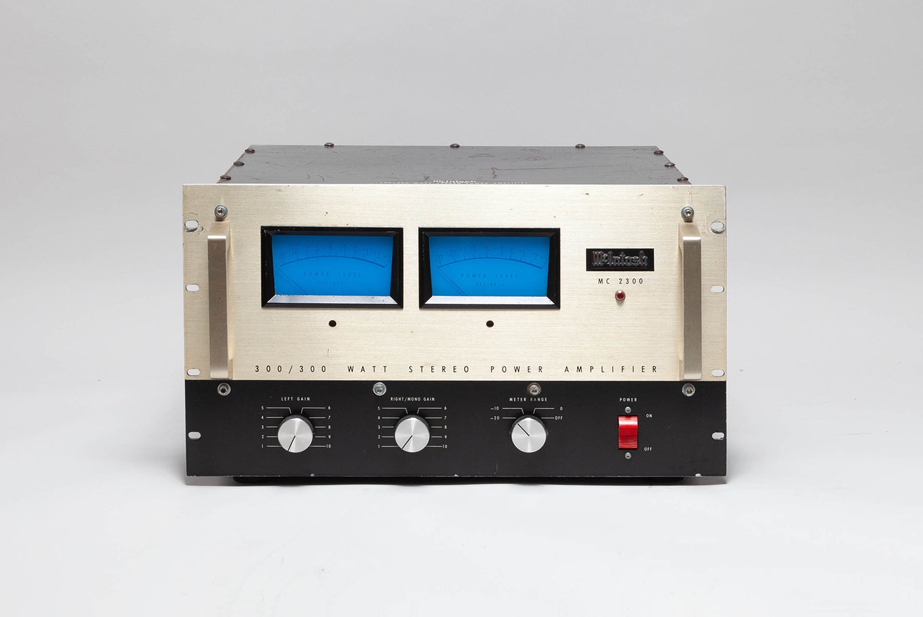 Amplificateur de puissance McIntosh MC2300 - Vue de face