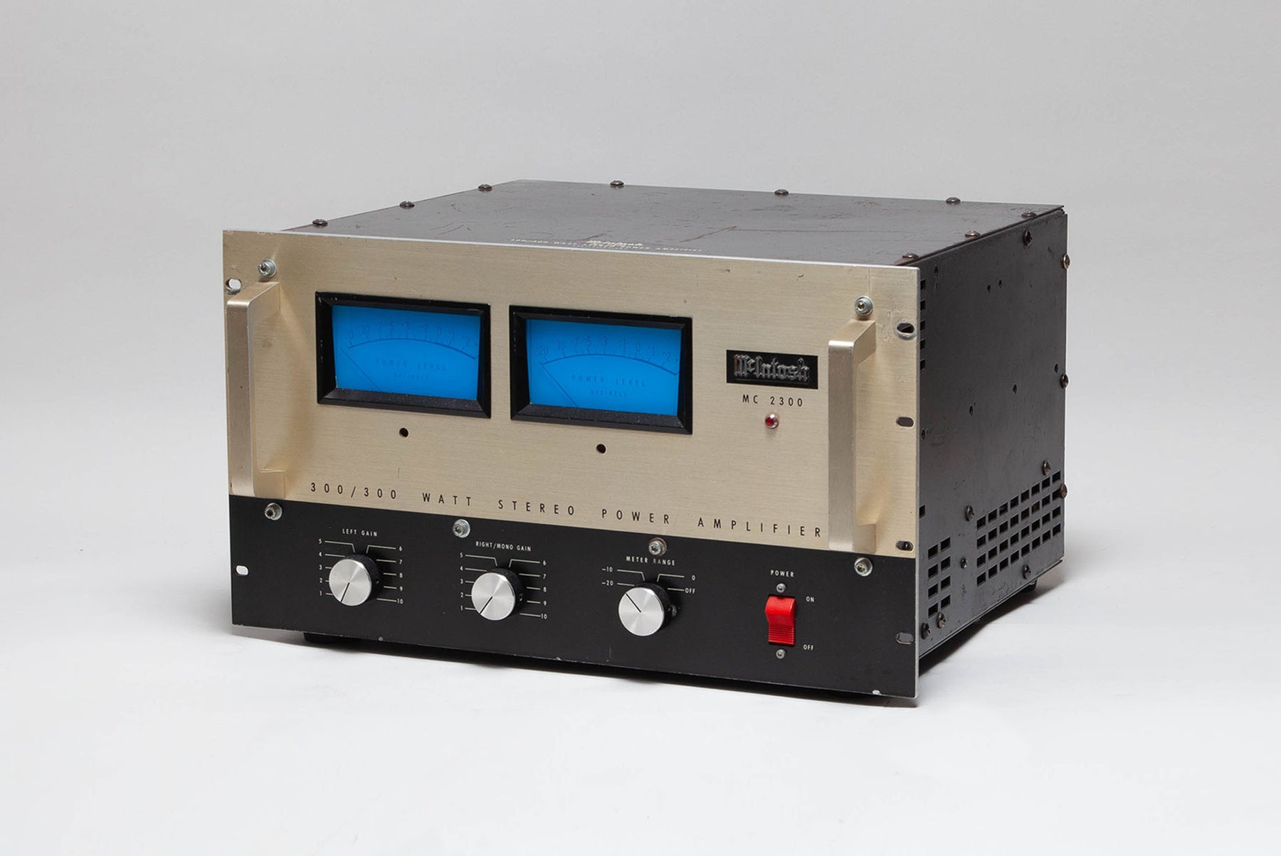 Amplificateur de puissance McIntosh MC2300 - Vue de trois quarts