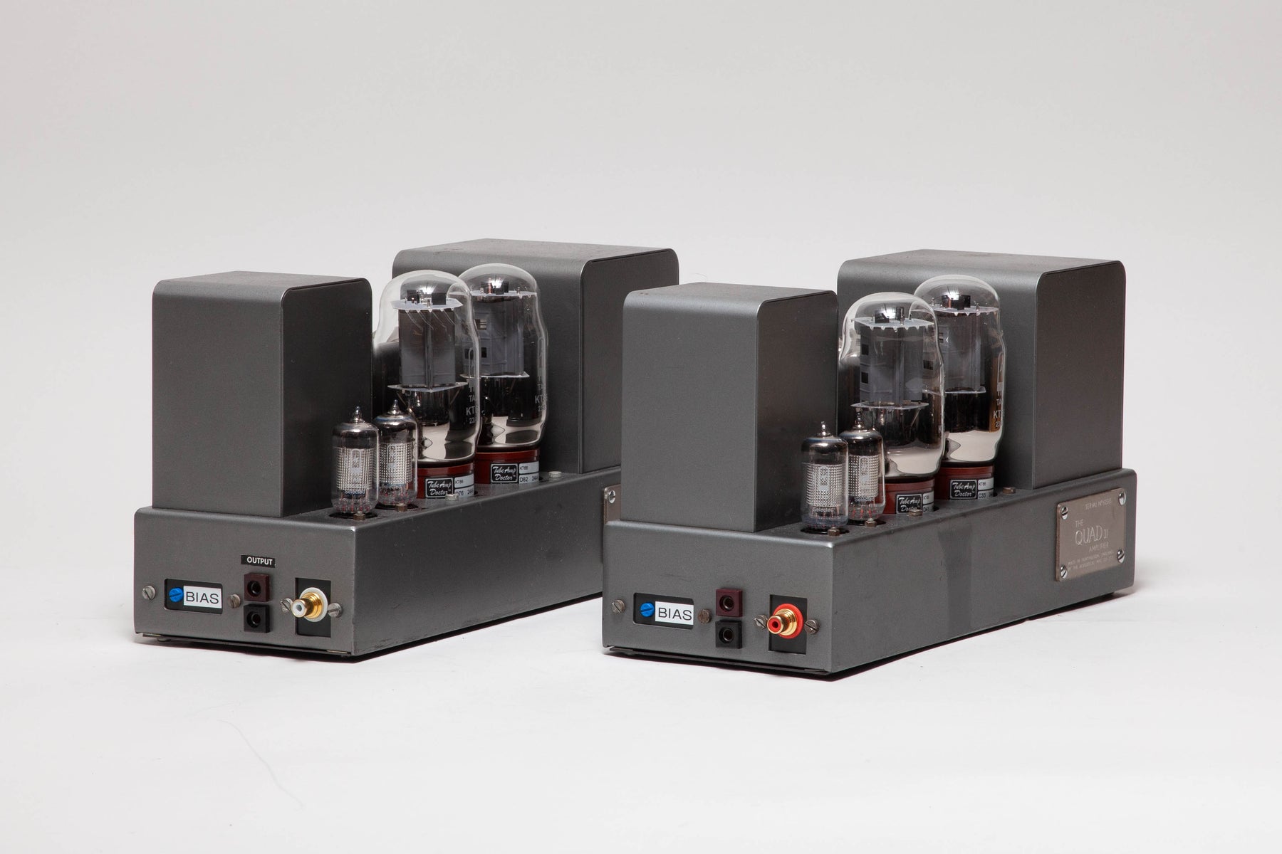 Amplificateur de puissance Quad II - paire, vue de trois quart