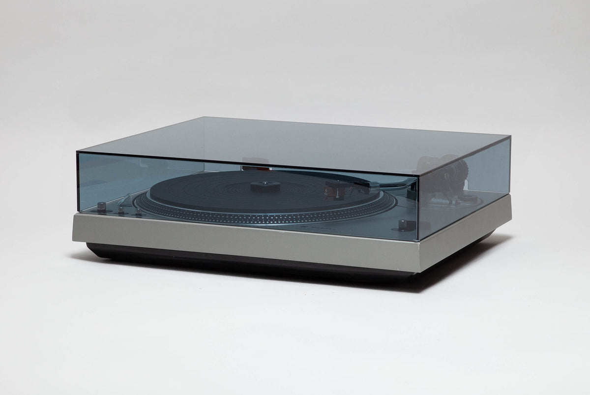Platine vinyle Technics SL1800 A - Vue de trois quarts avec capot