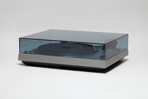 Platine vinyle Technics SL1800 A - Vue de trois quarts avec capot