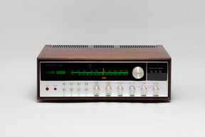 Amplificateur Tuner Harman Kardon 930 allumé - Vue de face
