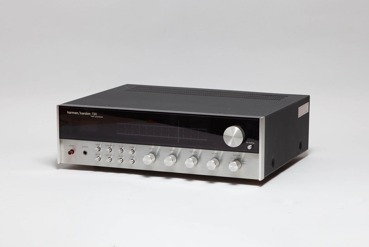 Amplificateur Tuner Harman Kardon 730 - Vue de trois quarts