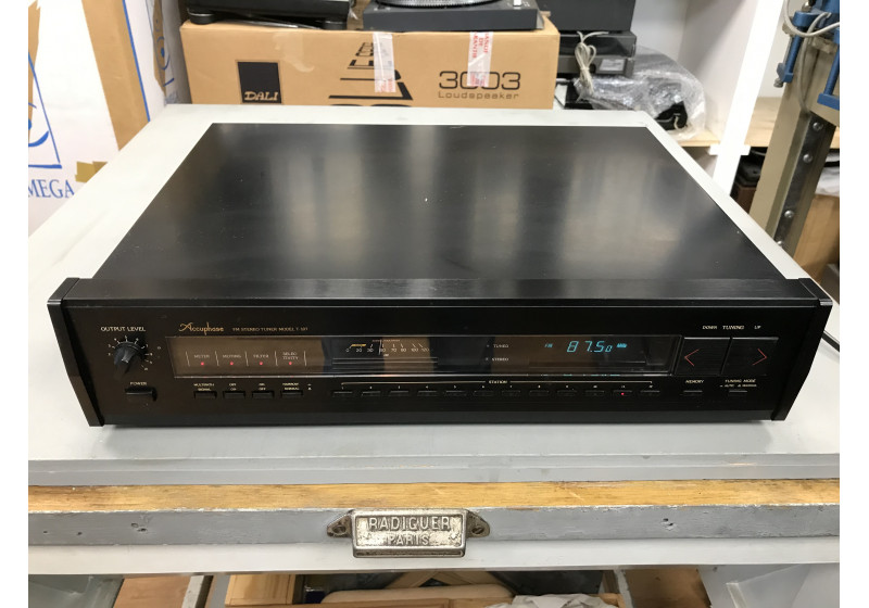 Accuphase T-107 cover